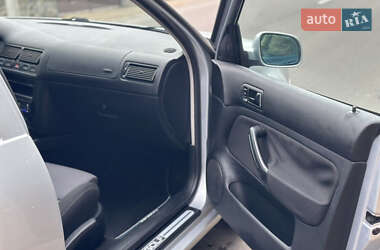 Хетчбек Volkswagen Golf 2001 в 