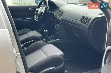 Хетчбек Volkswagen Golf 2001 в 