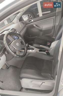 Хэтчбек Volkswagen Golf 2005 в 