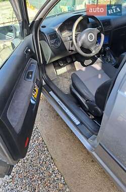 Хэтчбек Volkswagen Golf 2002 в 