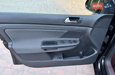 Хэтчбек Volkswagen Golf 2009 в 