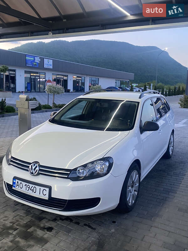 Универсал Volkswagen Golf 2010 в Хусте