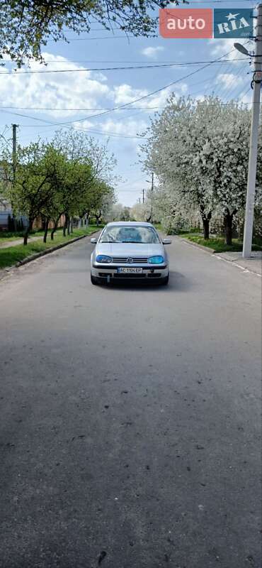 Хэтчбек Volkswagen Golf 2002 в Луцке