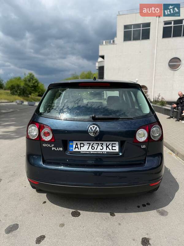 Хетчбек Volkswagen Golf 2005 в Запоріжжі