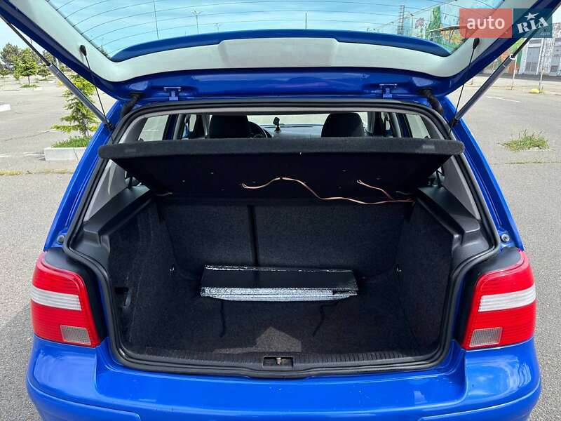 Хэтчбек Volkswagen Golf 2003 в Одессе