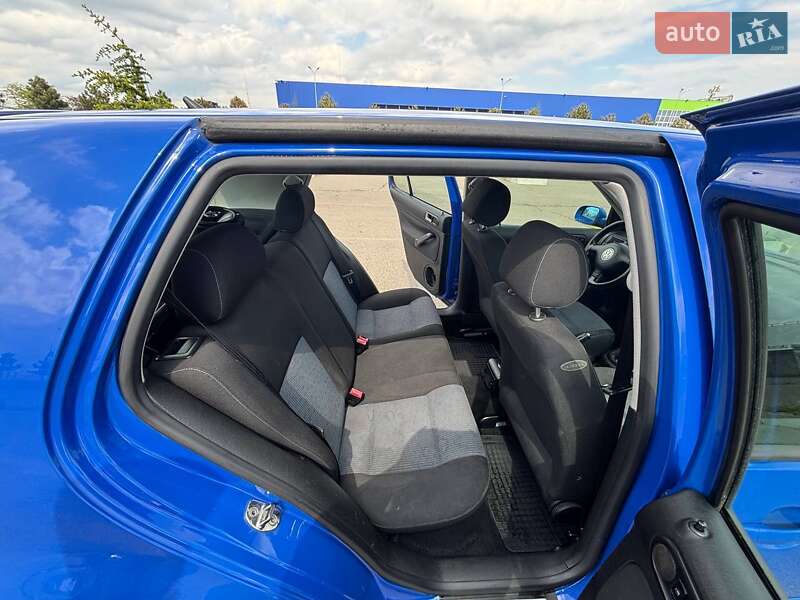 Хэтчбек Volkswagen Golf 2003 в Одессе