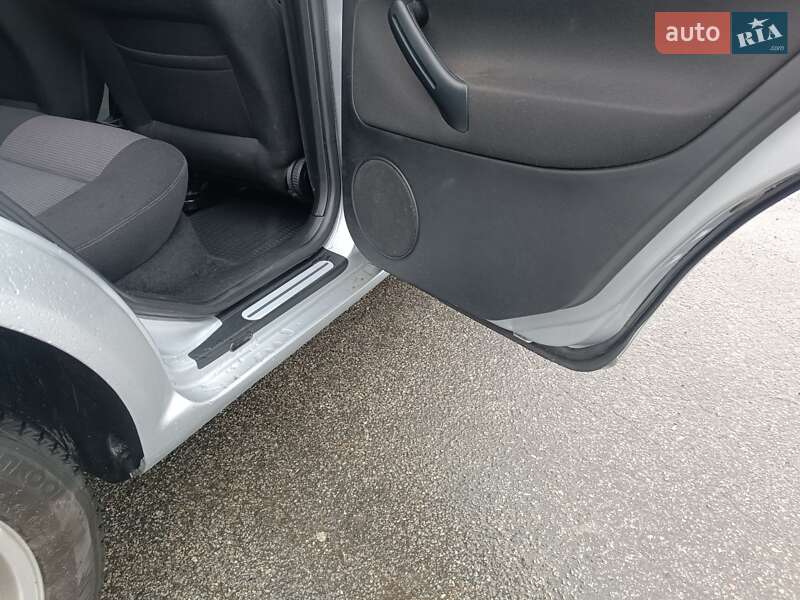 Хетчбек Volkswagen Golf 2003 в Харкові