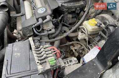 Хэтчбек Volkswagen Golf 2000 в 