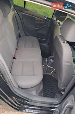 Хетчбек Volkswagen Golf 2004 в 