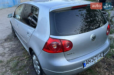 Хэтчбек Volkswagen Golf 2003 в 