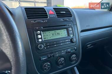 Хетчбек Volkswagen Golf 2004 в 