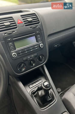 Хетчбек Volkswagen Golf 2004 в 