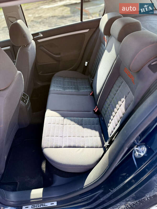 Хетчбек Volkswagen Golf 2006 в Чернівцях