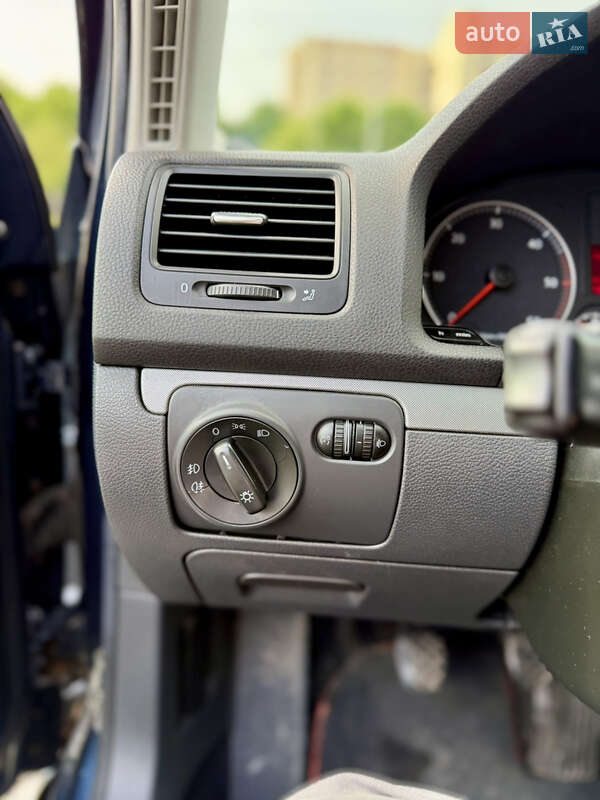 Хетчбек Volkswagen Golf 2006 в Чернівцях