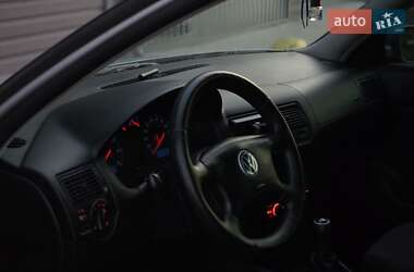 Хетчбек Volkswagen Golf 2000 в 