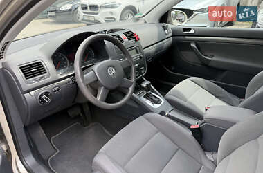 Хетчбек Volkswagen Golf 2005 в 