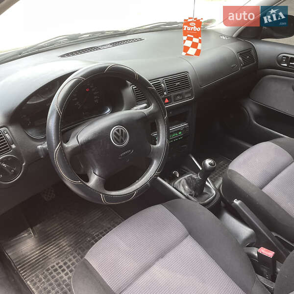 Хетчбек Volkswagen Golf 2001 в Звягелі