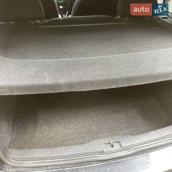 Хетчбек Volkswagen Golf 2001 в Звягелі