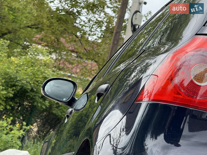 Хетчбек Volkswagen Golf 2004 в Дрогобичі