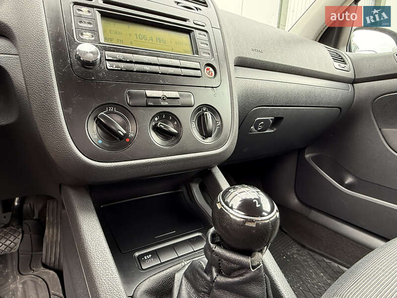 Хетчбек Volkswagen Golf 2004 в Дрогобичі