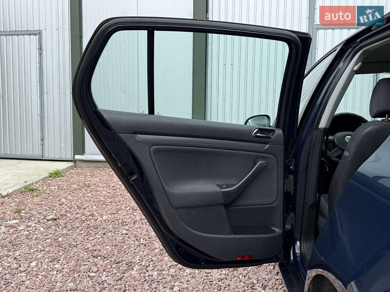 Хетчбек Volkswagen Golf 2004 в Дрогобичі