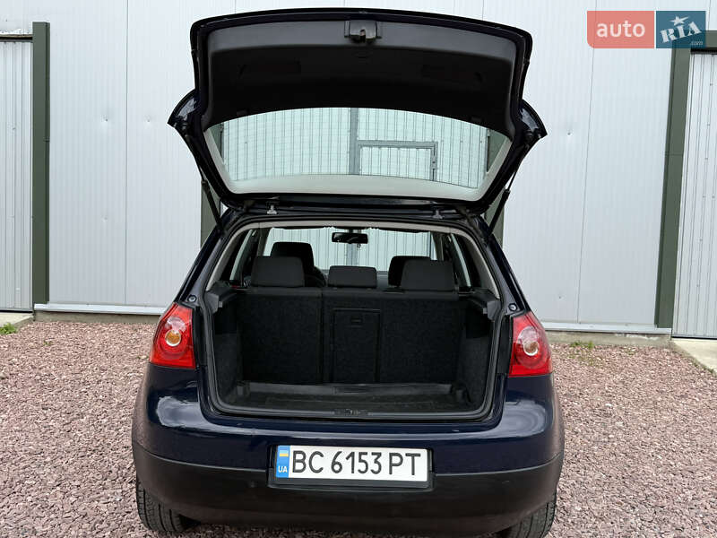 Хетчбек Volkswagen Golf 2004 в Дрогобичі