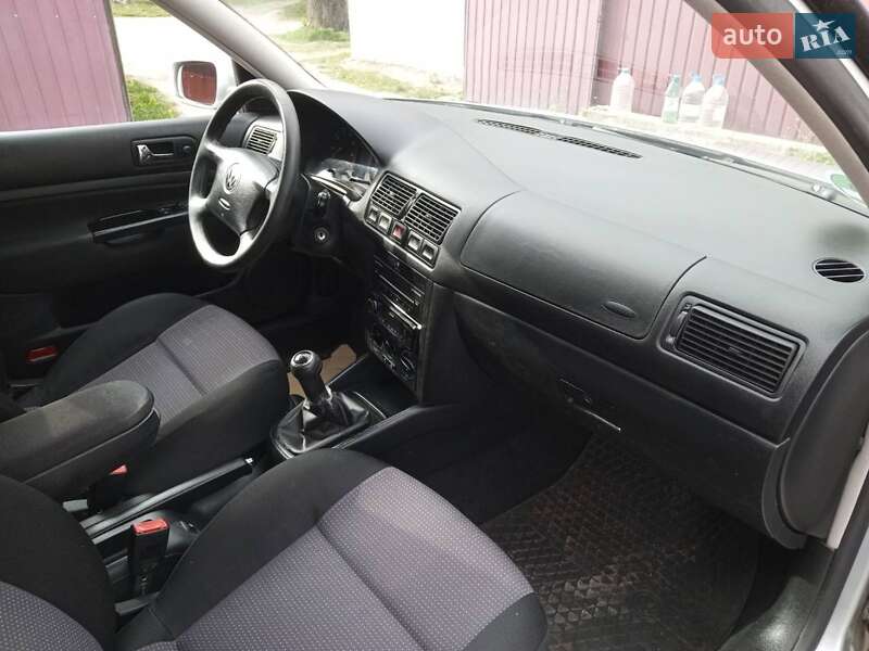 Хэтчбек Volkswagen Golf 2002 в Тернополе
