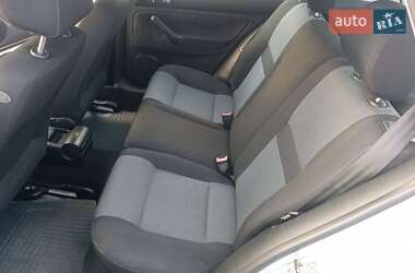 Хэтчбек Volkswagen Golf 2003 в 