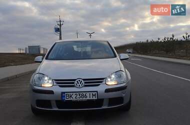 Хэтчбек Volkswagen Golf 2004 в Ровно
