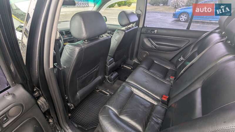 Хетчбек Volkswagen Golf 2001 в Києві