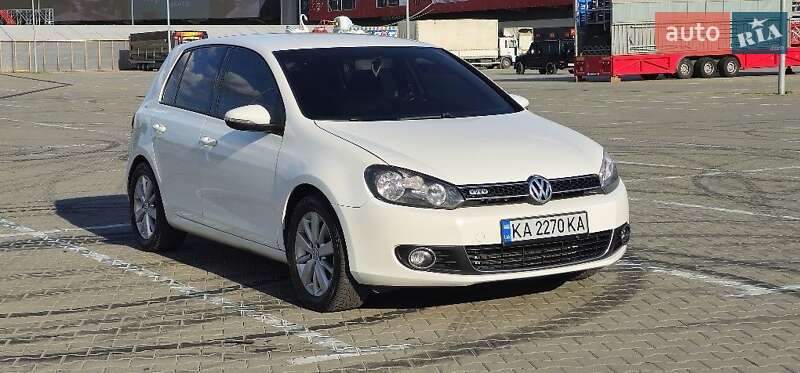 Хэтчбек Volkswagen Golf 2012 в 