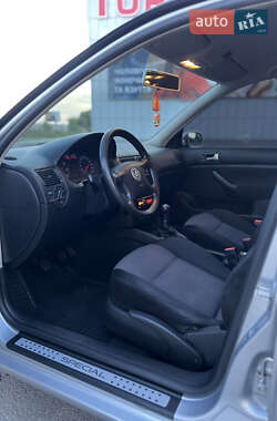 Хетчбек Volkswagen Golf 2001 в 