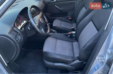 Хетчбек Volkswagen Golf 2001 в 