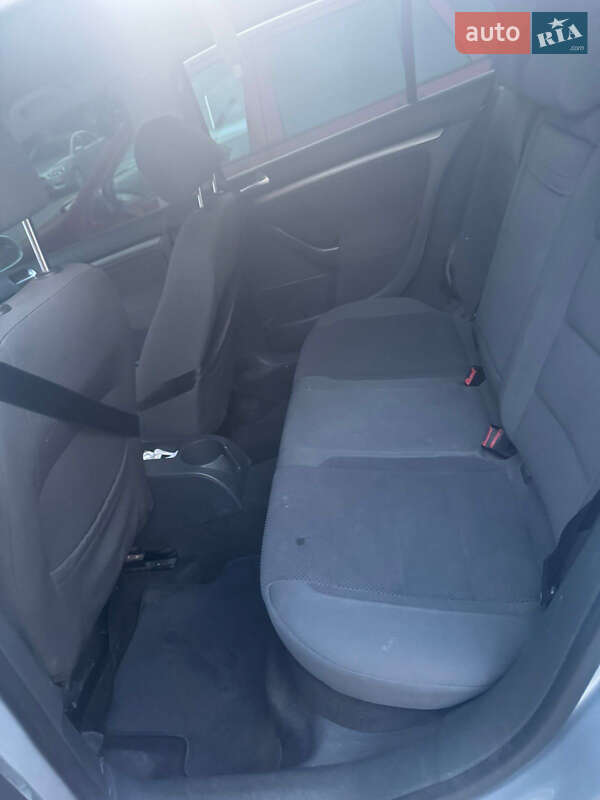 Хетчбек Volkswagen Golf 2005 в Чернівцях