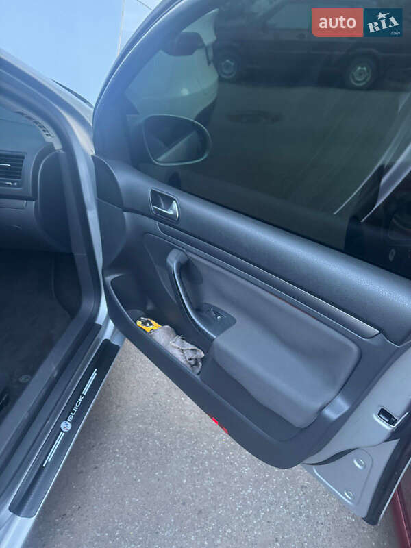 Хетчбек Volkswagen Golf 2005 в Чернівцях