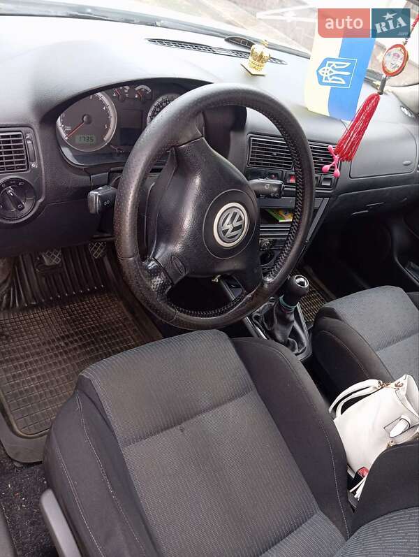 Хетчбек Volkswagen Golf 2004 в Рівному