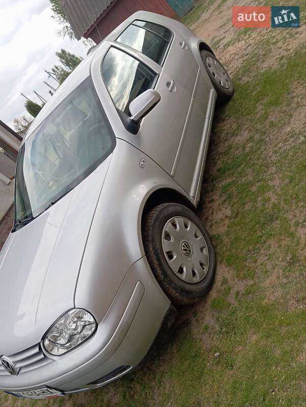 Хетчбек Volkswagen Golf 2004 в Рівному