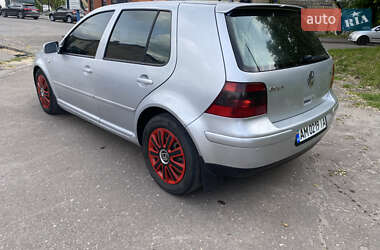 Хэтчбек Volkswagen Golf 2002 в 