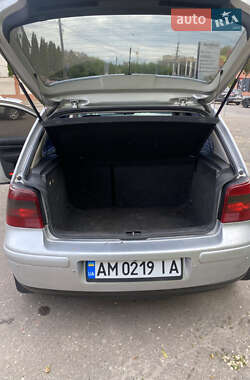 Хэтчбек Volkswagen Golf 2002 в 