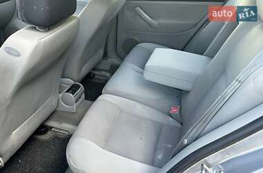 Хэтчбек Volkswagen Golf 2001 в 