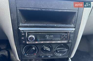 Хэтчбек Volkswagen Golf 2001 в 