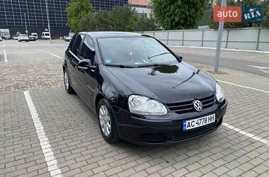Хэтчбек Volkswagen Golf 2005 в 