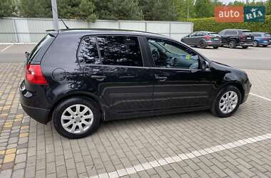 Хэтчбек Volkswagen Golf 2005 в 