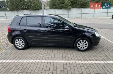 Хэтчбек Volkswagen Golf 2005 в 