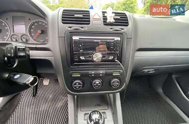 Хэтчбек Volkswagen Golf 2005 в 