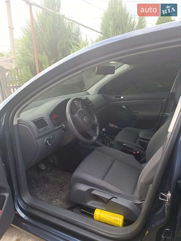 Хетчбек Volkswagen Golf 2004 в Запоріжжі