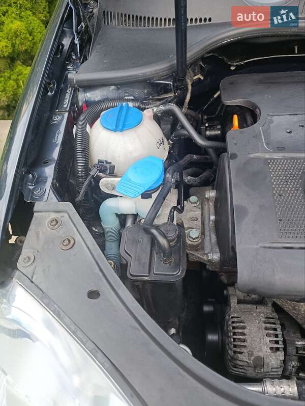 Хетчбек Volkswagen Golf 2004 в Запоріжжі