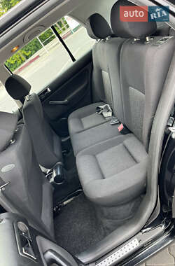 Хетчбек Volkswagen Golf 2002 в 