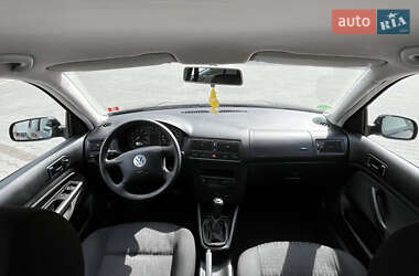 Хетчбек Volkswagen Golf 2002 в 