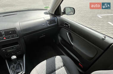 Хетчбек Volkswagen Golf 2002 в 
